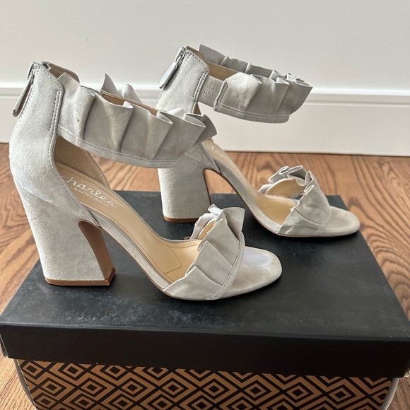 Charles by Charles David ruffle gray sandals size 7 - Picture 1 of 9
